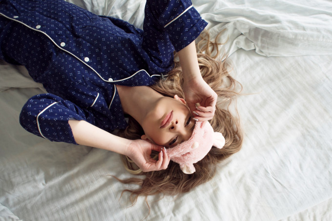 A szakértők szerint a hátunkon fekvés a legideálisabb, kivéve, ha valaki refluxszal küzd, horkol, esetleg alvási apnoéval él.